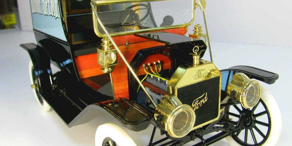 3D-масштабная модель коллекционного автомобиля развозного фургона Ford Model T 1912 года в масштабе 1:24. Классический дизайн с латунными фарами и рамкой ветрового стекла, белые шины, контрастная красно-чёрная окраска кузова. На боковой панели видна надпись, характерная для коммерческих версий модели. Детализированная решётка радиатора с логотипом Ford, аутентичные элементы отделки. Идеальный экземпляр для коллекционеров и любителей истории автомобилестроения.