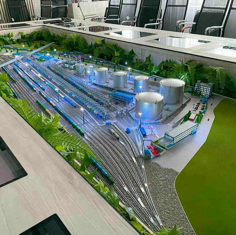 на макете показаны железнодорожные пути, бочки с нефтью и мазутом