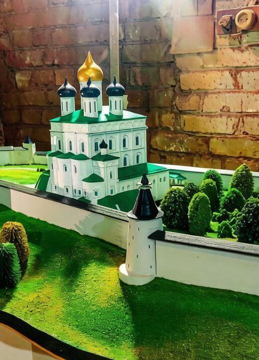 Макет Храма и Монастыря Переславля‑Залесского XII–XIII веков: детализированная реконструкция древнерусского города с крепостными стенами, храмами и исторической застройкой Масштабный макет Церкви и Монастыря Переславля‑Залесского эпохи Александра Невского: белокаменные крепостные стены с башнями, храм с золотым куполом, жилые и административные постройки, зелёные насаждения и дорожки в музейной экспозиции