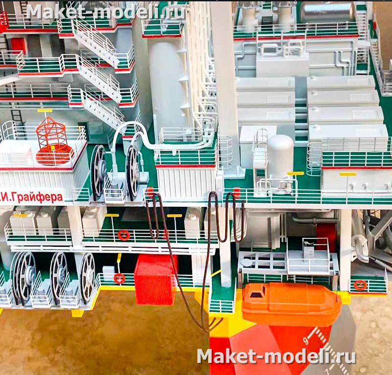 Масштабный промышленный макет буровой установки для добычи полезных ископаемых, изготовленный в макетной студии "Макет-Модели.ру"  Ледостойкая стационарная офшорная платформа на гравитационном основании с жилым и технологическим модулем. Узлы и детали промышленной буровой установки