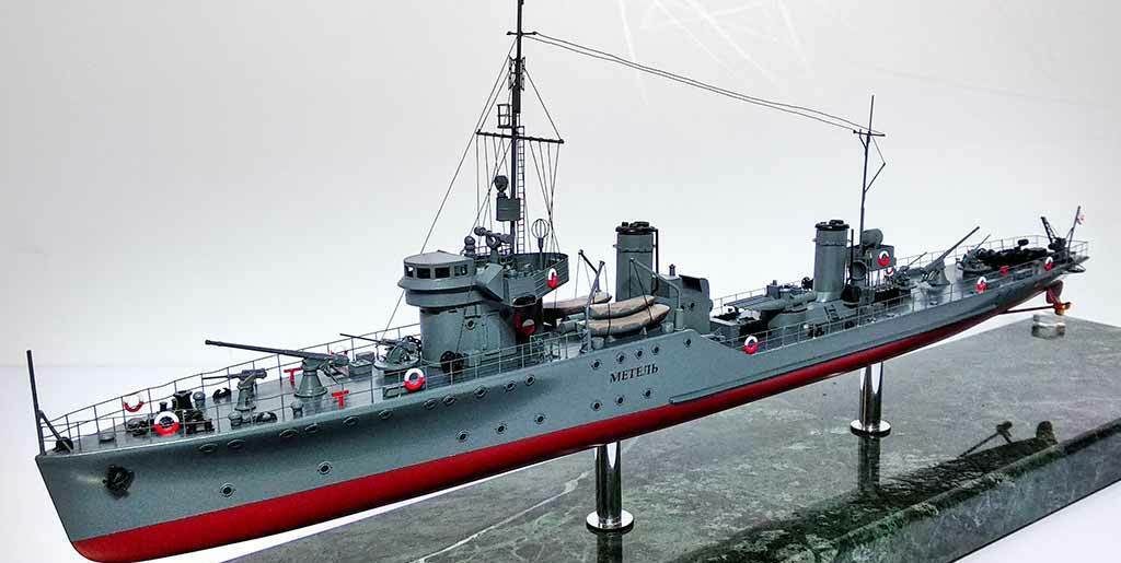 Масштабная модель эсминца «Метель» — детализированная копия военного корабля с вооружением, антеннами и палубным оборудованием, коллекционная модель для любителей военно-морской техники, изготовленная на заказ в макетной мастерской Maket-modeli.ru Реалистичная масштабная модель эсминца «Метель»: серый корпус с красной ватерлинией, детально проработанные надстройка, дымовые трубы, мачта с такелажем, палубные орудия и спасательные круги. Видны элементы ходовой части, леерные ограждения, радиолокационное оборудование. Модель установлена на подставке, идеально подходит для коллекционеров, музейных экспозиций, тематических выставок, посвящённых истории военно-морского флота и эсминцам советского периода. Демонстрирует конструктивные особенности боевых кораблей середины XX века.