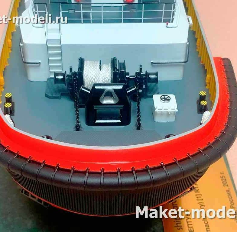  • Буксирно‑швартовная лебёдка с барабаном и шпилем: намотан синтетический буксирный трос; рядом проходит якорная/швартовая цепь. • Буксирная скоба (tow staple, закрытый клюз) перед лебёдкой — направляет буксирный трос по диаметральной плоскости и не даёт ему сойти с палубы. • Кнехты/тумбы по бортам — для закрепления швартовов. • Люк в носовой отсек, леерные ограждения, противоскользящая палуба. • Мощный носовой резиновый кранц/фендер по форштевню — для упора и амортизации при толкании судов.  Узел предназначен для: • Обеспечить безопасную буксировку и эскортирование (выборка/травление троса лебёдкой, управление натяжением и быстрый сброс при аварии). • Швартовые операции в порту (постановка/снятие судов с причала). • Защита корпуса буксира при работе «носом в борт» за счёт кранца.  Макет нужен для: • Демонстрация проекта заказчику и согласование компоновки палубного оборудования. • Обучение персонала принципам работы и безопасности. • Выставочный/презентационный образец для верфи или производителя оборудования.