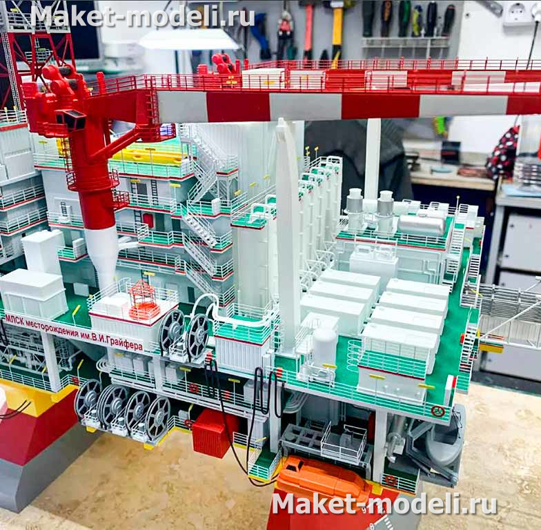 Масштабный промышленный макет буровой установки для добычи полезных ископаемых, изготовленный в макетной студии "Макет-Модели.ру"  Ледостойкая стационарная офшорная платформа на гравитационном основании с жилым и технологическим модулем. Узлы и детали промышленной буровой установки