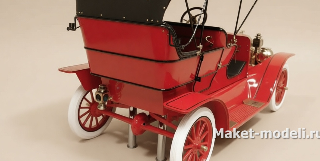 Масштабная модель классического автомобиля Ford Model T 1908 года в ярком красном цвете с чёрным тентом. Отчётливо видны латунные элементы отделки, белые покрышки колёс, аутентичные фары и декоративные накладки. Модель установлена на металлических подставках, подчёркивающих её презентационный характер. Детализирована каждая мелочь — от рулевого колеса до крепёжных элементов. Идеальный экспонат для музея или деловой презентации, демонстрирующий автомобильный дизайн начала XX века. Изготовлена на заказ с сохранением всех исторических особенностей.