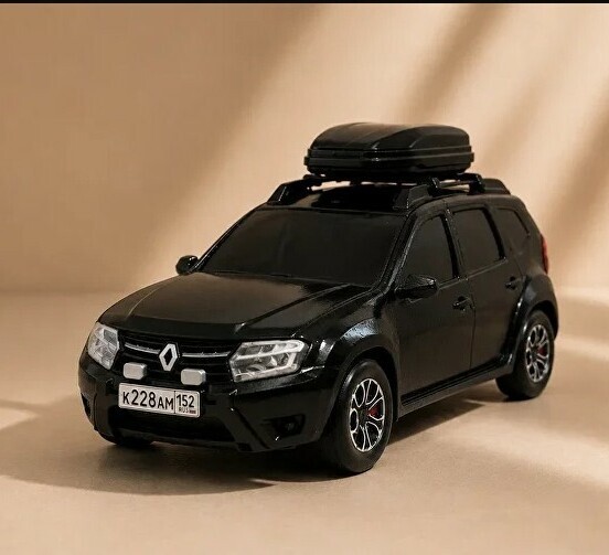 3‑D масштабная модель Renault Duster чёрного цвета: детализированный кузов, рейлинги с боксом, стилизованные диски, номерной знак К228АМ152 — коллекционная машинка для ценителей автотехники 3‑D масштабная модель внедорожника Renault Duster в чёрном исполнении: проработанные фары и решётка радиатора с логотипом, рейлинги на крыше с закреплённым багажным боксом, многоспицевые колёсные диски, реалистичный номерной знак К228АМ152