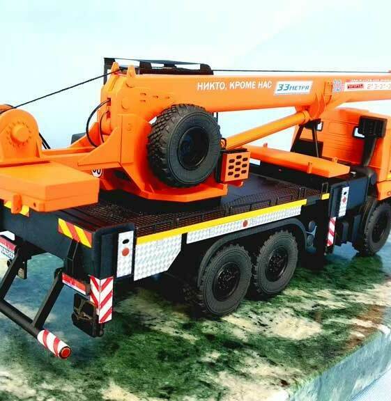 Масштабная модель автокрана «Клинцы» на базе КамАЗ с трёхсекционной телескопической стрелой длиной 33 метра. Яркий оранжевый цвет, детализированная кабина оператора, крюковая подвеска. Подходит для демонстрации строительной спецтехники, иллюстрирует возможности подъёма и перемещения грузов.