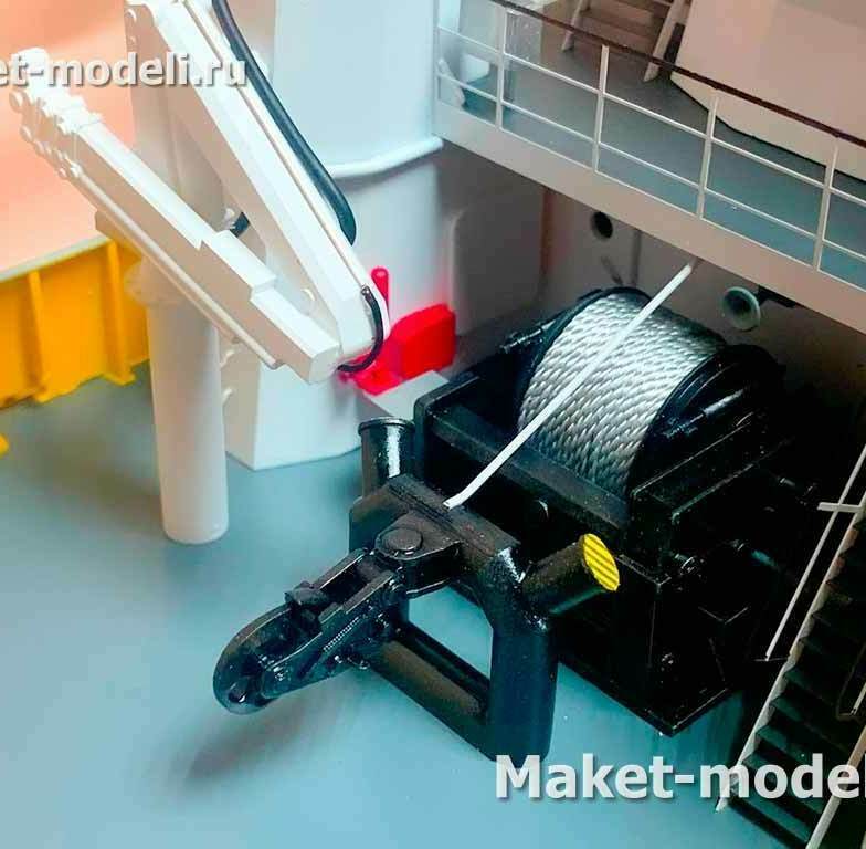 Назначение узла: обеспечение буксировки и швартовных операций; протаскивание и удержание троса в заданной плоскости, безопасная работа на кормовой палубе. • Кормовая рабочая палуба буксира. • Центрально установленная буксирная лебёдка с металлическим тросом (двухбарабанная/спулочная секция). • Проведение троса через буксирную скобу/клюз в районе кормы. • Гидравлические «челюсти» и выдвижные буксирные пины для фиксации троса на оси судна. • Небольшой палубный кран‑манипулятор для работы с такелажем. • По бортам — привальные брусья и отбойные устройства, швартовные тумбы/кнехты и клюзы с сигнальной разметкой.