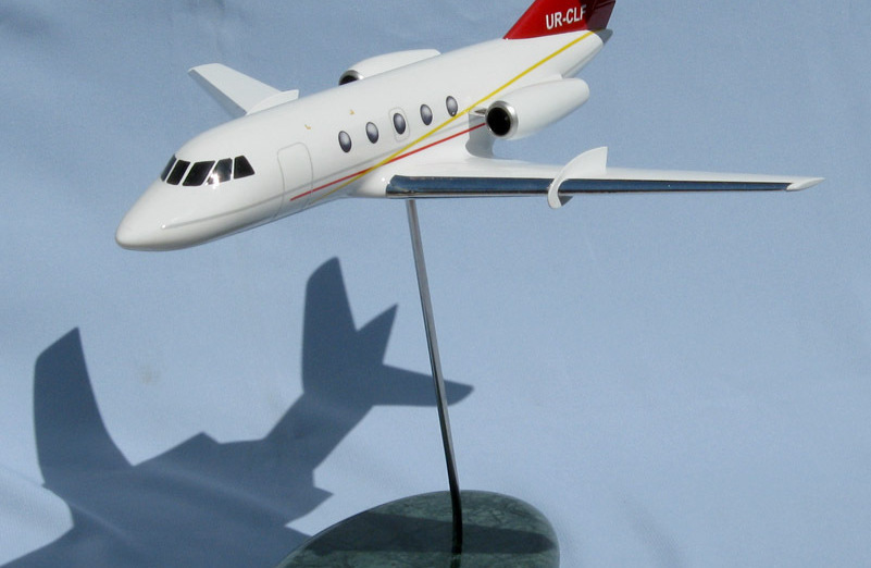 Модель самолёта с пятью иллюминаторами
