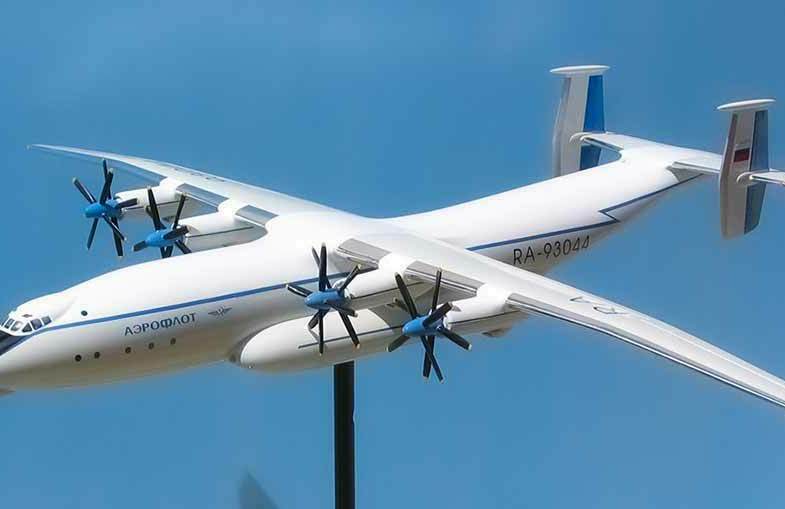 Масштабная модель самолёта, изготовленная макетной мастерской на заказ для выставки или подарка.