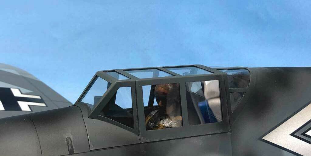 Детализированная масштабная модель немецкого истребителя Messerschmitt Bf 109G с характерной камуфляжной окраской, опознавательными знаками Люфтваффе (чёрные кресты на крыльях и фюзеляже), жёлтым хвостовым оперением и красно-белым кругом на носу. Реалистичная копия исторического самолёта времён Второй мировой войны, идеально подходящая для коллекционеров, любителей авиамоделей и реконструкторов. Проработаны кабина пилота, элементы вооружения и аэродинамические детали.