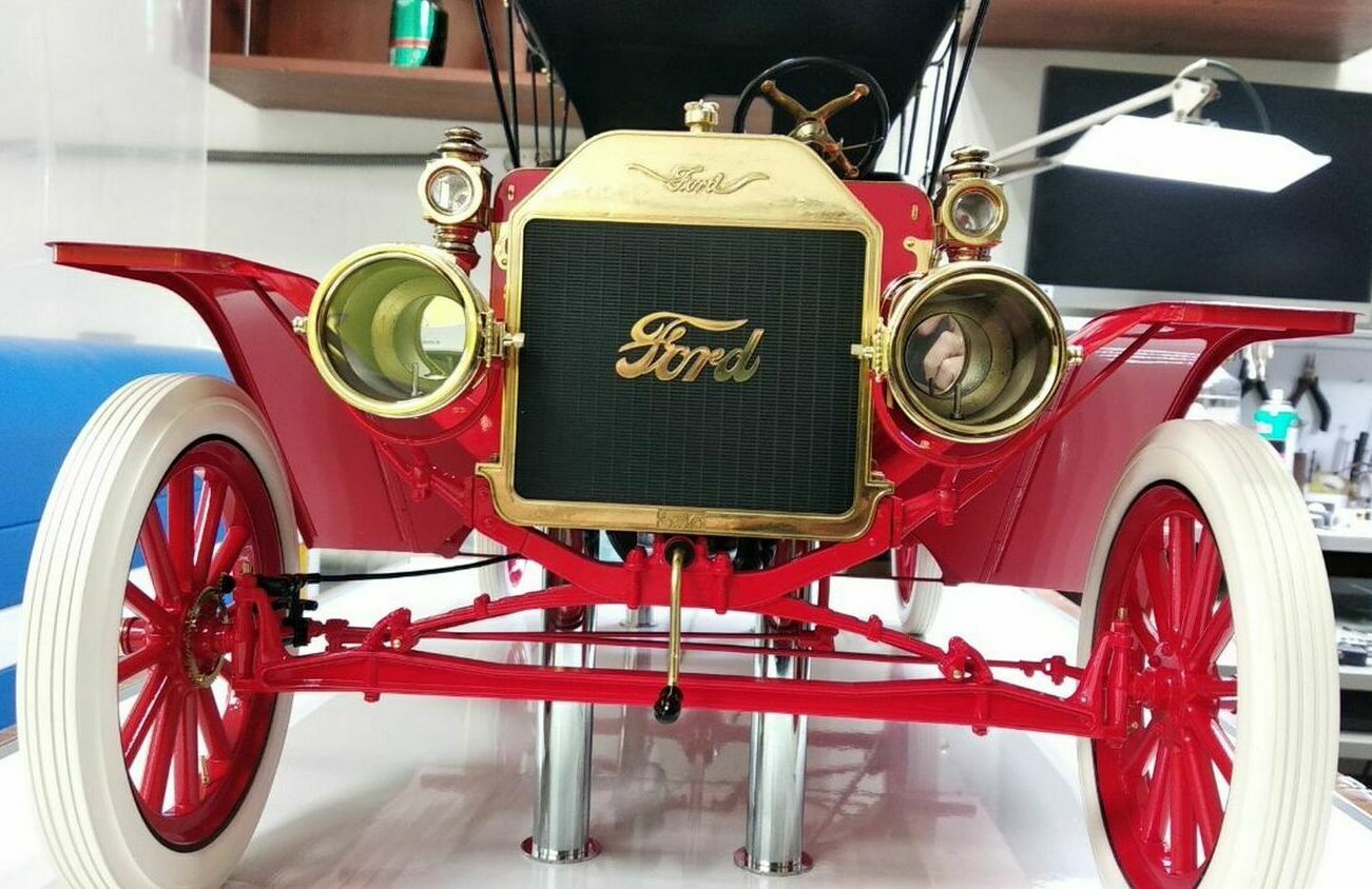 Модель ретро автомобиля Форд, изготовленная для музея