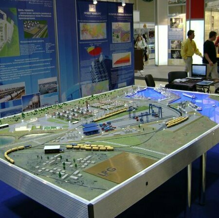 Объёмный макет морского порта с железнодорожными путями, складскими зонами, терминалом LPG и грузовыми кранами, представленный на выставке на синем стенде