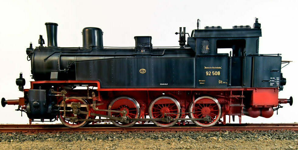 Модель старого паровоза, изготовленная для музея на заказ в макетной студии Модель паровоза, изготовленная для музея на заказ в макетной студии для музея