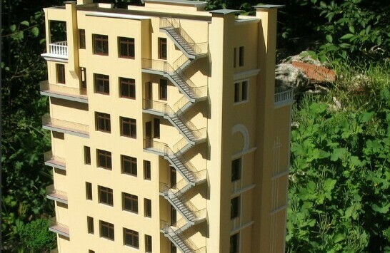 Девятиэтажное жилое здание с лестницами с наружний стороны