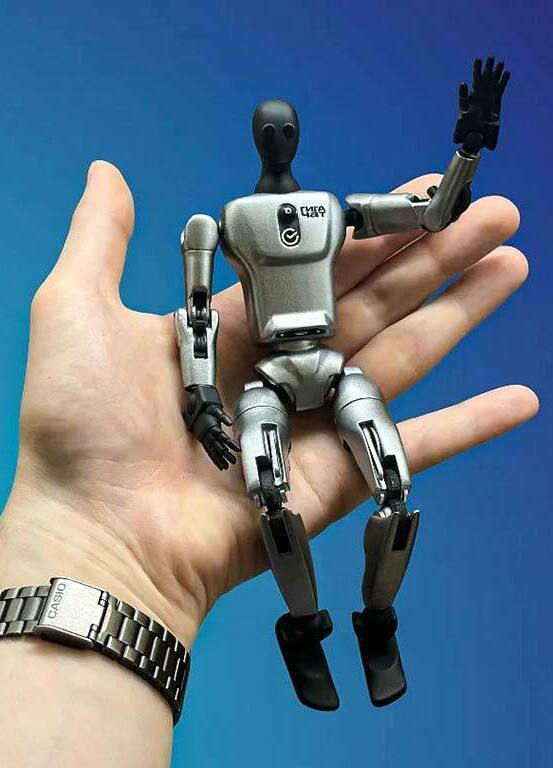 Шарнирная 3D-фигурка человека, изготовленная на заказ с помощью 3D-принтера по фото — детализированная миниатюрная модель с подвижными суставами, идеальный сувенир или элемент коллекции, созданная по индивидуальным параметрам Миниатюрная 3D-фигурка человека, напечатанная на 3D-принтере по фотографии заказчика. Модель выполнена с высокой детализацией, имеет подвижные суставы (руки, ноги, голова), компактный размер (помещается на ладони). Подходит для создания персонализированных сувениров, коллекционных экземпляров или декоративных элементов. Пример индивидуальной 3D-печати с воспроизведением позы и пропорций оригинала