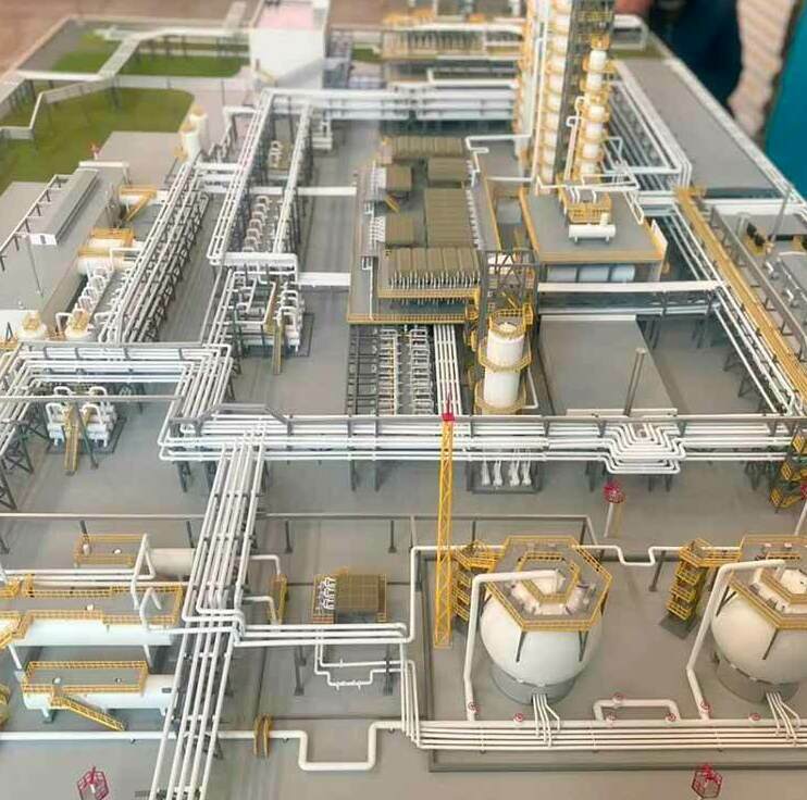 Макет промышленного предприятия - нефтегазопереработки. Это подробная модель, которая демонстрирует внутреннюю структуру завода, включая различные технологические установки, трубопроводы и резервуары. Макет выполнен с высокой степенью детализации, что позволяет увидеть различные этапы производственного процесса и взаимодействие между различными участками завода. Такие макеты используются для планирования и проектирования промышленных объектов, а также могут служить учебными пособиями для специалистов, работающих в области химической промышленности.