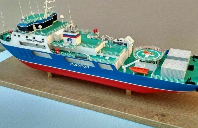 Модель ледокола с подробными данными корабля. Вид с правого борта
