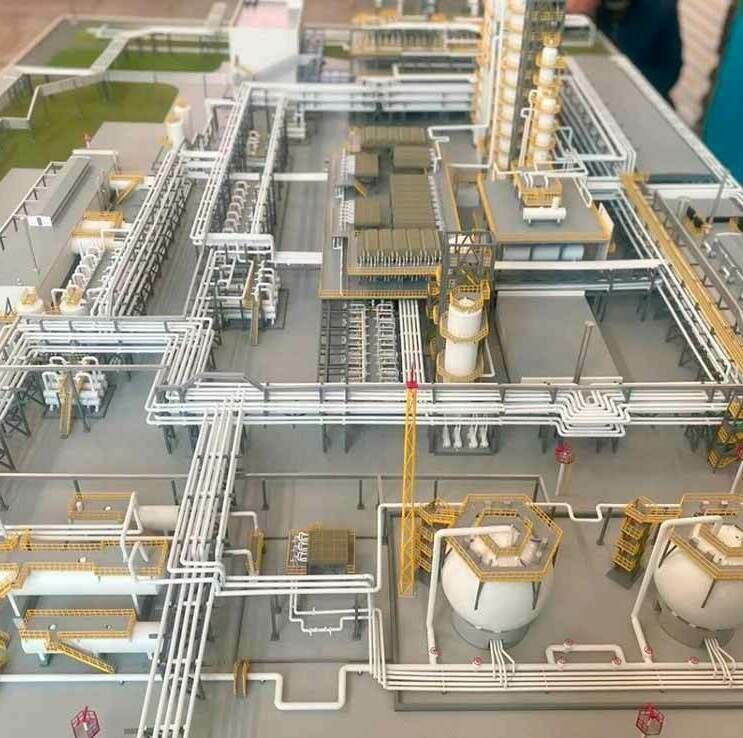 Макет промышленного предприятия - нефтегазопереработки. Это подробная модель, которая демонстрирует внутреннюю структуру завода, включая различные технологические установки, трубопроводы и резервуары. Макет выполнен с высокой степенью детализации, что позволяет увидеть различные этапы производственного процесса и взаимодействие между различными участками завода. Такие макеты используются для планирования и проектирования промышленных объектов, а также могут служить учебными пособиями для специалистов, работающих в области химической промышленности.