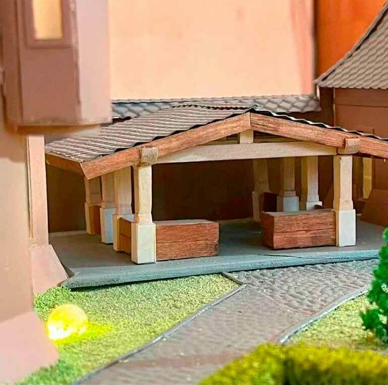 Беседка, дорожка и зеленые насаждения