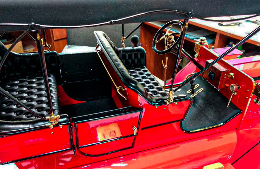 Модель ретро автомобиля Форд, изготовленная для музея