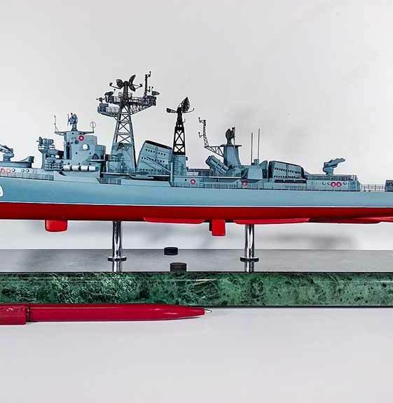 Масштабная модель БПК проекта 1155 «Удалой» (бортовой номер 810) — детализированная копия противолодочного корабля с ракетными установками и радиолокационным оборудованием, изготовленная на заказ в макетной мастерской Maket-modeli.ru Реалистичная масштабная модель большого противолодочного корабля (БПК) проекта 1155 «Удалой», бортовой номер 810. Модель выполнена с высокой детализацией: видны ракетные установки, радиолокационные антенны, надстройка командного мостика, палубное оборудование, спасательные круги и леерные ограждения. Корпус окрашен в серо-голубой цвет с красной ватерлинией. Установлена на стильной подставке с имитацией мраморного основания. Идеальный экспонат для коллекционеров, военно-морских музеев и тематических экспозиций, демонстрирующий мощь и конструкцию советских противолодочных кораблей.