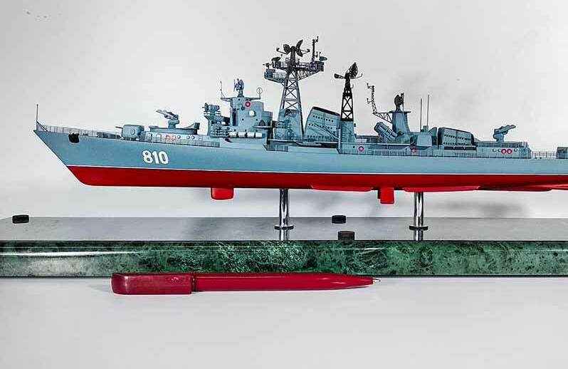 Масштабная модель военного корабля на подставке