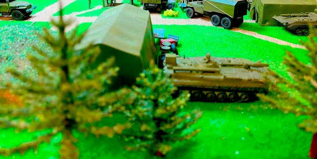 Макет военной техники и деревья для выставки