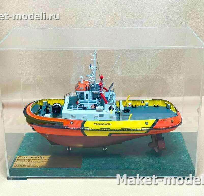 Макет многоцелевого портового буксир с палубным краном. • Стальной однопалубный корпус с мощным бортовым резиновым фендером и «пуш‑коленями» на носу — для швартовно-буксирных операций. • Приподнятая надстройка с ходовой рубкой, мачтой с РЛС, антеннами и прожекторами. • Открытая рабочая палуба на корме, оборудованная швартовными тумбами и кнехтами; установлен складной гидравлический кран-манипулятор. • Кормовая одновинтовая движительная установка с рулевым устройством (виден гребной винт и перо руля). • Окраска и маркировка заказчика («Роснефть»), что указывает на использование в составе флота обеспечения нефтяных терминалов.
