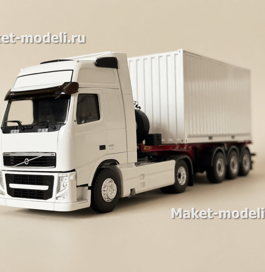 Масштабная модель магистрального седельного тягача Volvo FH 480, колесная формула 4×2, с трехосным полуприцепом-фургоном (контейнеровозом) Тягач компоновки с высокой спальной кабиной (high-roof sleeper cab). • Передняя светотехника: основные фары, блок дополнительных противотуманных/дальнобойных фар на переднем бампере. • Солнечный козырёк над ветровым стеклом, сигнальные огни на крыше кабины. • Фирменная решётка радиатора Volvo с логотипом и обозначением модели FH и мощности «480». • Смоделированные элементы ходовой части: односкатные шины на управляемой передней оси и ведущей задней. • Сцепка с трёхосным полуприцепом прямоугольного сечения (контейнер/фургон). Модель установлена на ровной поверхности, на фоне стеллажей с ячейками для хранения и коробок с другими моделями.