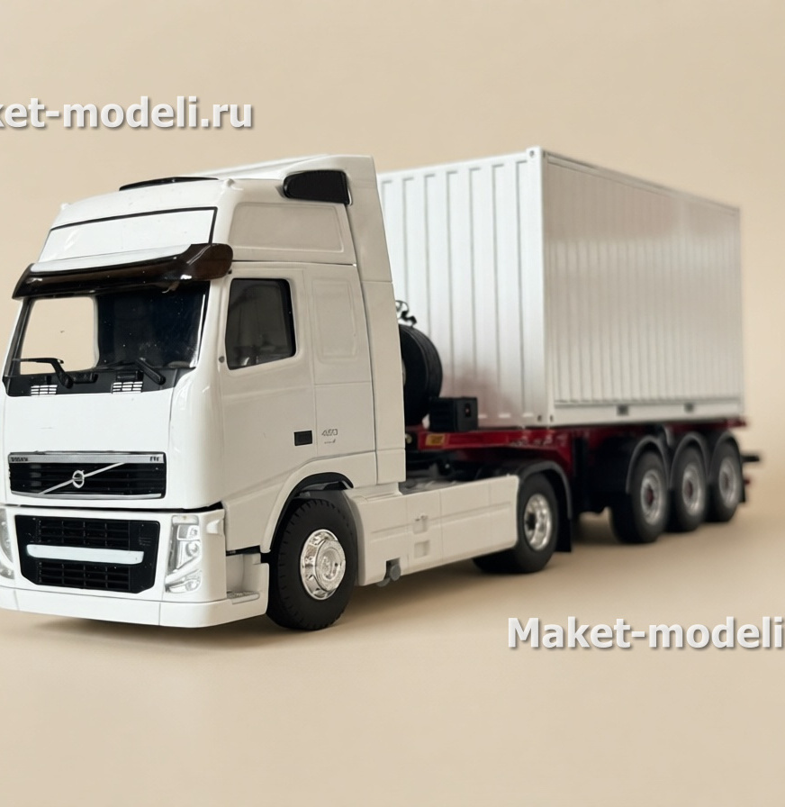 Масштабная модель магистрального седельного тягача Volvo FH 480, колесная формула 4×2, с трехосным полуприцепом-фургоном (контейнеровозом) Тягач компоновки с высокой спальной кабиной (high-roof sleeper cab). • Передняя светотехника: основные фары, блок дополнительных противотуманных/дальнобойных фар на переднем бампере. • Солнечный козырёк над ветровым стеклом, сигнальные огни на крыше кабины. • Фирменная решётка радиатора Volvo с логотипом и обозначением модели FH и мощности «480». • Смоделированные элементы ходовой части: односкатные шины на управляемой передней оси и ведущей задней. • Сцепка с трёхосным полуприцепом прямоугольного сечения (контейнер/фургон). Модель установлена на ровной поверхности, на фоне стеллажей с ячейками для хранения и коробок с другими моделями.
