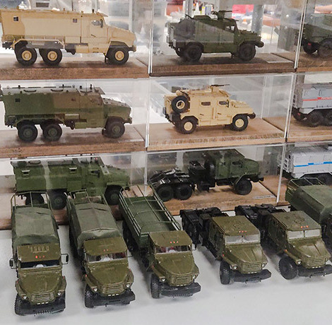 Изготовленные на заказ в макетной мастерской Maket-modeli.ru масштабные модели военной техники и армейских грузовиков с высокой детализацией Коллекция стендовых масштабных моделей современной военной спецтехники, бронеавтомобилей и грузовых машин на многоосных шасси для выставок и частных коллекций