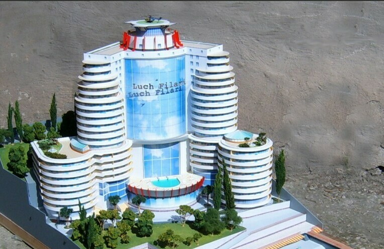 Модель здания отеля в виде большого корабля, на берегу моря