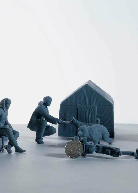 3D-масштабный макет арктической экспедиции: фигурки исследователей, медведи, палатка, домик и сани — детализированная композиция для коллекционеров и декора 3D-макет сцены арктической экспедиции в миниатюре: две фигурки людей в тёплой одежде (один сидит на санях, другой кормит медведя), две фигурки медведей, палатка, небольшой домик с рельефной дверью, сани с деталями упряжи. В центре композиции — монета для обозначения масштаба. Реалистичная сцена полярной жизни, выполненная с высокой детализацией, подойдёт для оформления экспозиций, коллекционирования или тематического декора.