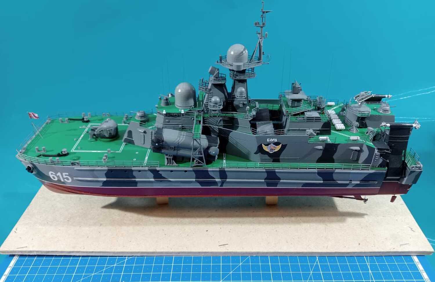3‑D масштабная модель малого ракетного корабля „Бора“ проекта 1239: детализированная палуба, камуфляжная окраска, бортовой номер 615, вооружение и радиолокационные купола 3‑D масштабная модель МРК „Бора“ (пр. 1239): зелёно‑серая палуба, тёмно‑серый корпус с камуфляжем, бортовая маркировка 615, пусковые установки, антенны, ограждения и эмблема на надстройке