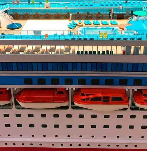 Детальный макет современного пассажирского судна в масштабе: несколько палуб с балконами кают, просторная зона верхней палубы с бассейном и шезлонгами, ряды спасательных шлюпок вдоль борта, навигационное оборудование и радиолокационные купола. Проработаны перила, лестницы, иллюминаторы и другие мелкие элементы. Модель изготовлена в макетной студии на заказ — идеальный экспонат для выставки, музейной экспозиции или коллекционной экспозиции. Реалистичные пропорции и цветовая гамма передают атмосферу настоящего круизного лайнера.