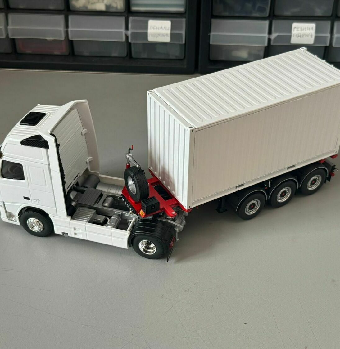 На фото изображена масштабная модель магистрального автопоезда:   седельный тягач с полуприцепом-контейнеровозом.