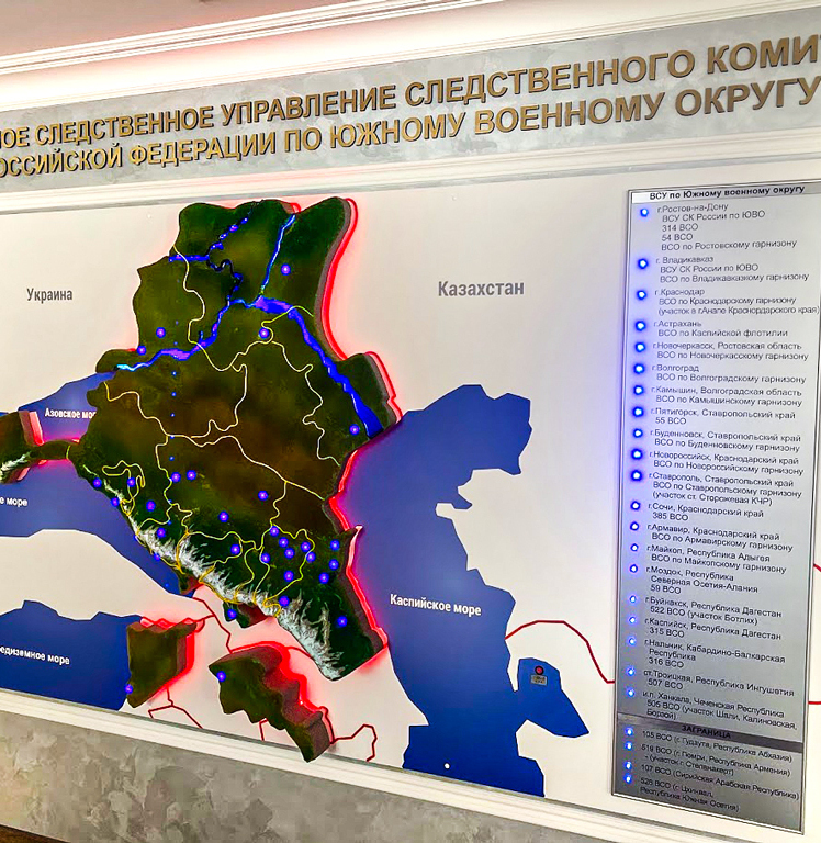 Масштабный макет - карта, отображающая южный военный округ Российской Федерации. Карта выполнена в виде объемного макета, где границы регионов и военные округа обозначены цветом и контурами. Также на карте отмечены крупные города и важные стратегические объекты. Этот макет используется для наглядного представления структуры военных округов, управления войсками и демонстрации географических особенностей региона.
