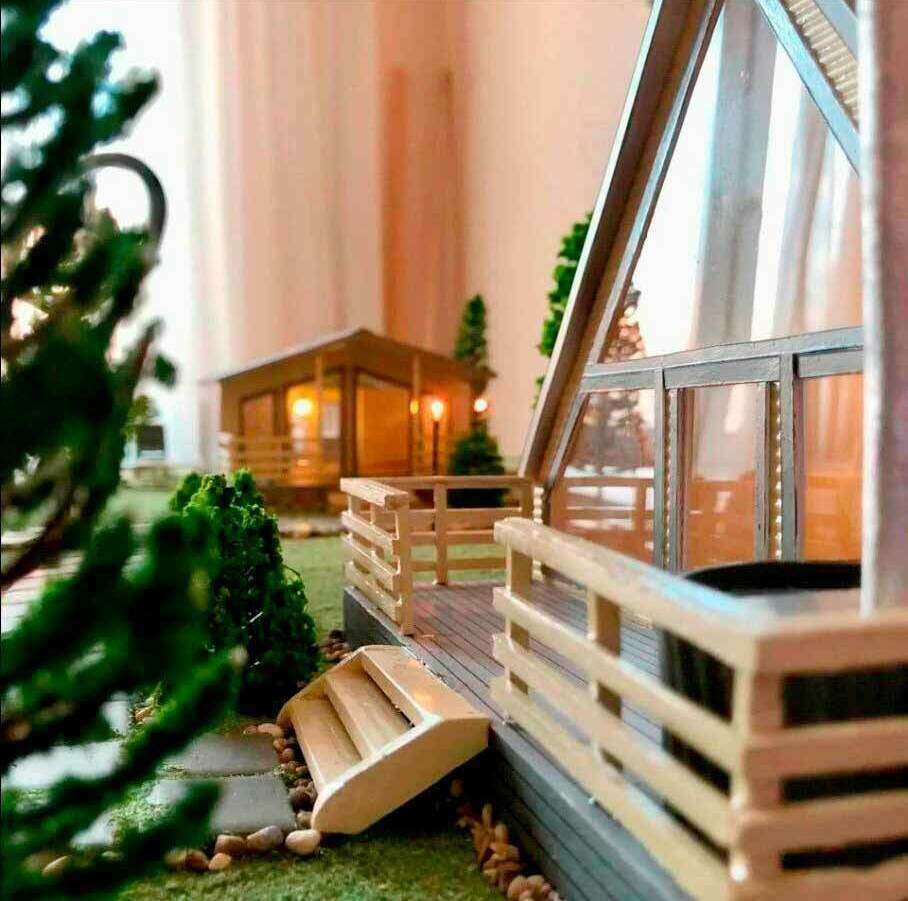 Макет дома выполнен из дерева, лестница и летняя терраса