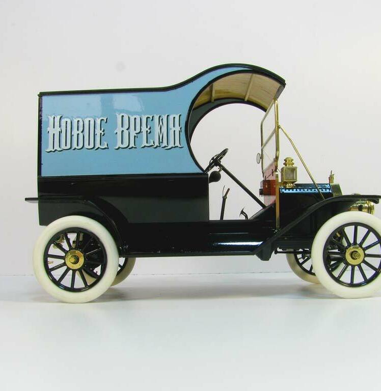 3D-масштабная модель коллекционного автомобиля развозного фургона Ford Model T 1912 года в масштабе 1:24. Классический дизайн с латунными фарами и рамкой ветрового стекла, белые шины, контрастная красно-чёрная окраска кузова. На боковой панели видна надпись, характерная для коммерческих версий модели. Детализированная решётка радиатора с логотипом Ford, аутентичные элементы отделки. Идеальный экземпляр для коллекционеров и любителей истории автомобилестроения.