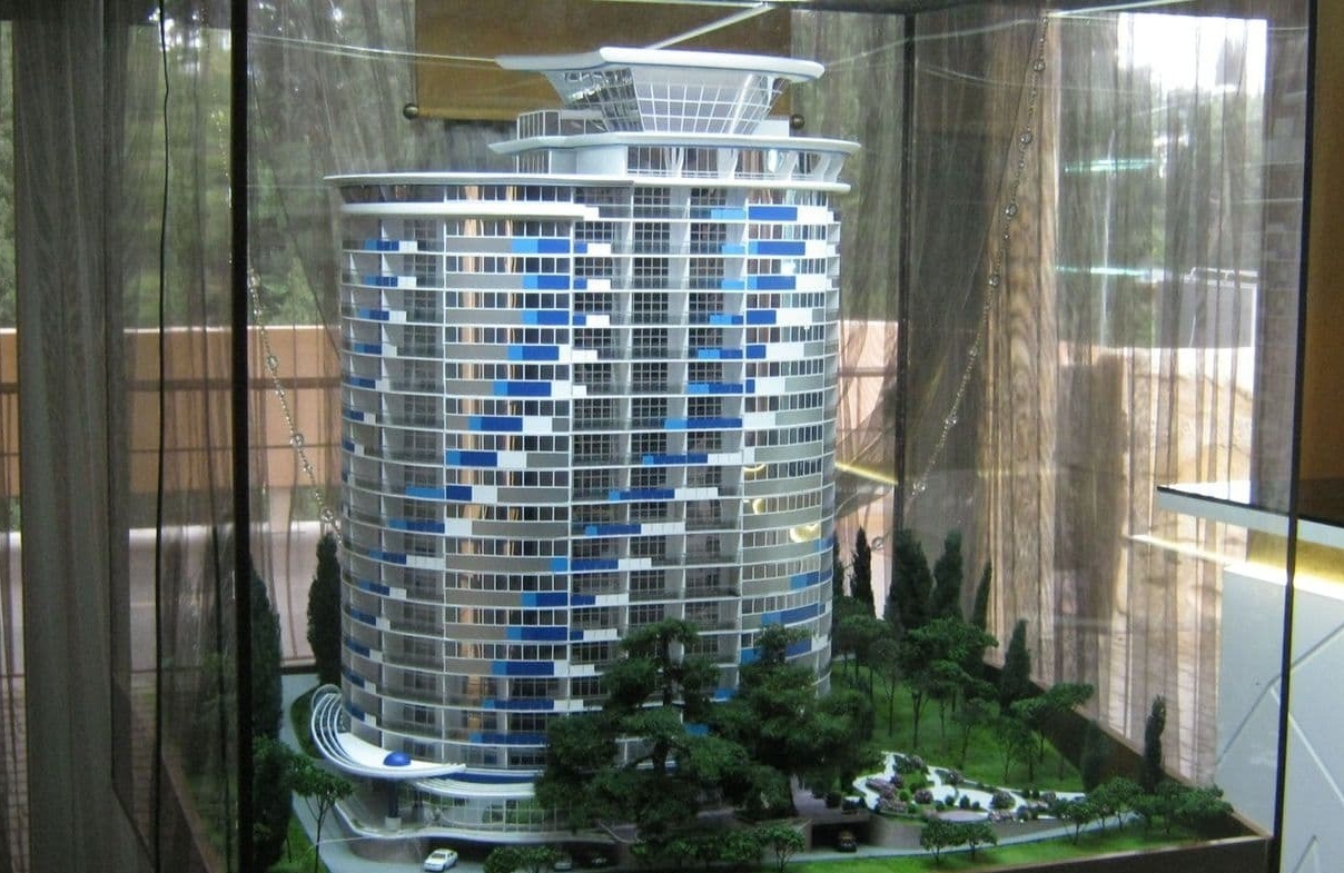 макета 9-ти этажного дома под стеклом с прилегающей территорией