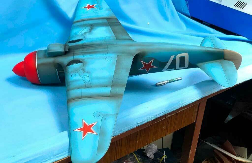 Масштабная 3-Д модель советского истребителя Ла-7 с характерной камуфляжной окраской и красными звёздами — детализированная реплика легендарного самолёта времён Второй мировой войны, изготовленная на заказ в макетной мастерской Maket-modeli.ru Реалистичная модель истребителя Ла-7 в масштабе: серо-камуфляжный фюзеляж, ярко-красный носовой обтекатель, опознавательные красные звёзды на крыльях и хвосте, бортовой номер «07». Проработанная кабина пилота, чёткие линии корпуса — идеальный выбор для коллекционеров и любителей авиамоделирования. Воплощение мощи советской авиации времён Великой Отечественной войны.
