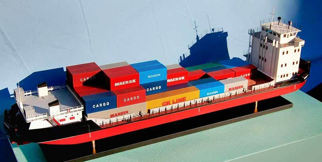 Масштабная модель грузового теплохода «Сергей Похабов» с контейнерами Maersk и Hapag-Lloyd — детализированная копия контейнеровоза для коллекционеров и музейных экспозиций, изготовленная на заказ в макетной мастерской Maket-modeli.ru Реалистичная масштабная модель грузового теплохода «Сергей Похабов», загруженного транспортными контейнерами ведущих мировых операторов — Maersk, Hapag-Lloyd, COSCO и других. Корпус судна выполнен в классической цветовой гамме: тёмно-красный с чёрной ватерлинией, надстройка — белая. На модели отчётливо видны детали: капитанский мостик с окнами, навигационное оборудование, лебёдки, швартовные устройства, спасательные круги. Контейнеры аккуратно уложены в несколько ярусов, создавая эффект загруженного международного рейса. Модель демонстрирует конструктивные особенности современных контейнеровозов и станет ценным экспонатом для морских музеев, учебных заведений или частной коллекции моделиста.