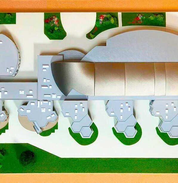 3-D масштабный архитектурный макет гимназии с модульными зданиями, купольным актовым залом, зонированной территорией и детской площадкой, изготовленный на заказ в макетной мастерской для демонстрации