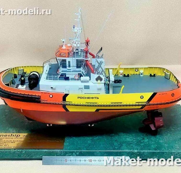 Судно выполнено с рубкой в носовой части и открытой рабочей палубой на корме. По борту и в носу установлен мощный резиновый фендер для швартовно-буксирных и толкательных операций. На крыше рубки видны пожарные мониторы (FiFi) и мачта с РЛС и антеннами. На кормовой палубе — буксирная лебёдка/шпиль, кнехты, клюзы и буксирная стойка. Под кормой виден азимутальный винторулевой агрегат в насадке (Z-drive/Kort), характерный для ASD-буксиров; обычно таких агрегатов два. 