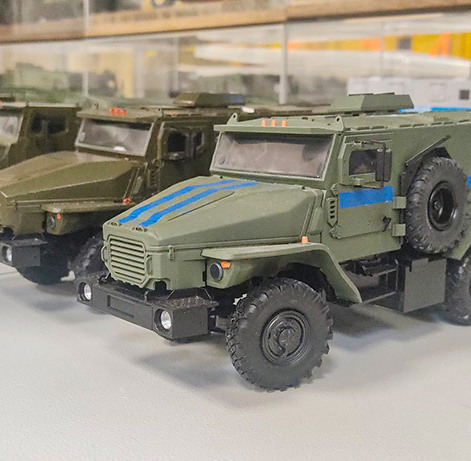 Изготовленные на заказ в макетной мастерской Maket-modeli.ru масштабные модели военной техники и армейских грузовиков с высокой детализацией Коллекция стендовых масштабных моделей современной военной спецтехники, бронеавтомобилей и грузовых машин на многоосных шасси для выставок и частных коллекций