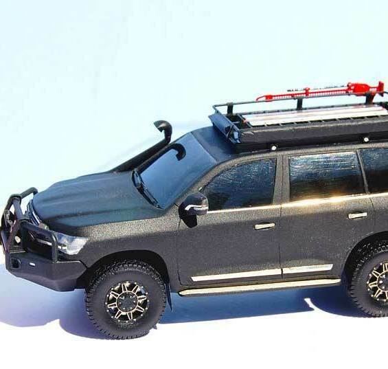 Масштабная модель внедорожника Toyota Land Cruiser 200 с экспедиционным оборудованием — детализированная копия с багажником на крыше, лебёдкой и защитным бампером для коллекционеров и экспозиций, изготовленная на заказ в макетной мастерской Maket-modeli.ru Детализированная масштабная модель внедорожника Toyota Land Cruiser 200 в тёмно-сером исполнении. Модель оснащена экспедиционным оборудованием: багажником на крыше с закреплённым инструментом, лебёдкой на переднем бампере, защитными элементами и дополнительными креплениями. Реалистичные колёса с выраженным протектором, хромированные детали, боковые ступеньки и зеркала заднего вида. Рядом для масштаба изображена зажигалка «Gold Mall». Идеальна для коллекционеров, тематических выставок и демонстрации внедорожного тюнинга.