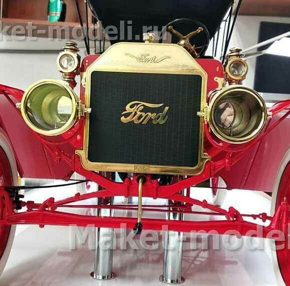 Эксклюзивная модель ретро-автомобиля Ford Model T 1908 года в насыщенном красном цвете с белыми покрышками и латунными элементами. Отличается высокой детализацией: выразительная решётка радиатора с золотым логотипом Ford, массивные круглые фары, изящные крылья и аутентичные колёсные диски. Презентационная модель, изготовленная на заказ, идеально подойдёт для музейной экспозиции — воплощение инженерного стиля начала XX века.
