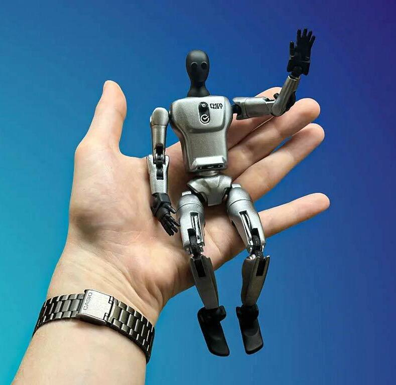 Шарнирная 3D-фигурка человека, изготовленная на заказ с помощью 3D-принтера по фото — детализированная миниатюрная модель с подвижными суставами, идеальный сувенир или элемент коллекции, созданная по индивидуальным параметрам Миниатюрная 3D-фигурка человека, напечатанная на 3D-принтере по фотографии заказчика. Модель выполнена с высокой детализацией, имеет подвижные суставы (руки, ноги, голова), компактный размер (помещается на ладони). Подходит для создания персонализированных сувениров, коллекционных экземпляров или декоративных элементов. Пример индивидуальной 3D-печати с воспроизведением позы и пропорций оригинала