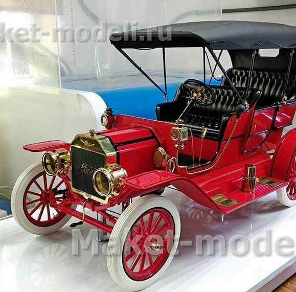 Детально проработанная масштабная модель классического автомобиля Ford Model T 1908 года в насыщенном красном цвете с контрастными латунными элементами. Модель демонстрирует характерные черты эпохи: округлый кузов, большие колёса с белыми шинами, кожаное сиденье с тафтингом, латунные фары и решётку радиатора с фирменным логотипом. Чёрный тканевый тент и изящные металлические стойки дополняют аутентичный облик. Идеально подходит для музейной экспозиции или презентационного стенда — подчёркивает историческую ценность и инженерную эстетику первых автомобилей Генри Форда. Изготовлена на заказ с высокой степенью детализации.