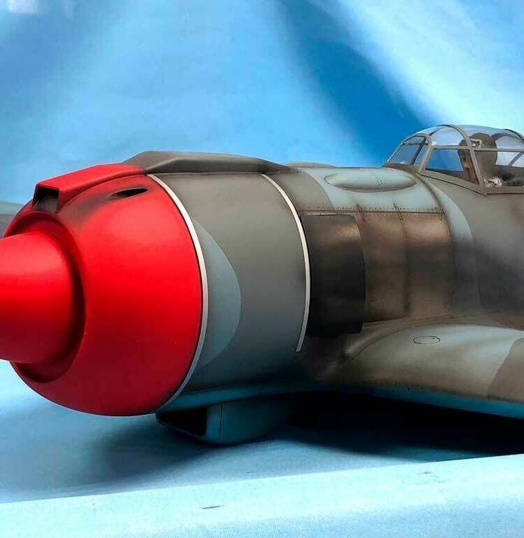 Детализированная масштабная модель советского истребителя Ла-5 с характерными красными звёздами на фюзеляже и хвосте, камуфляжной окраской и номером «07». Реалистичная копия легендарного самолёта времён Великой Отечественной войны, идеально подходящая для коллекционеров и любителей авиамоделей.